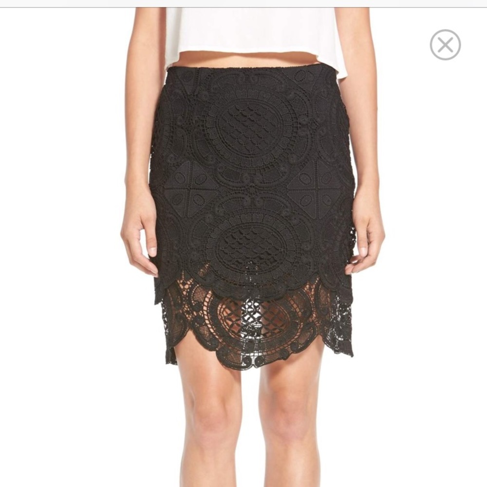 Scalloped Lace Pencil Skirt